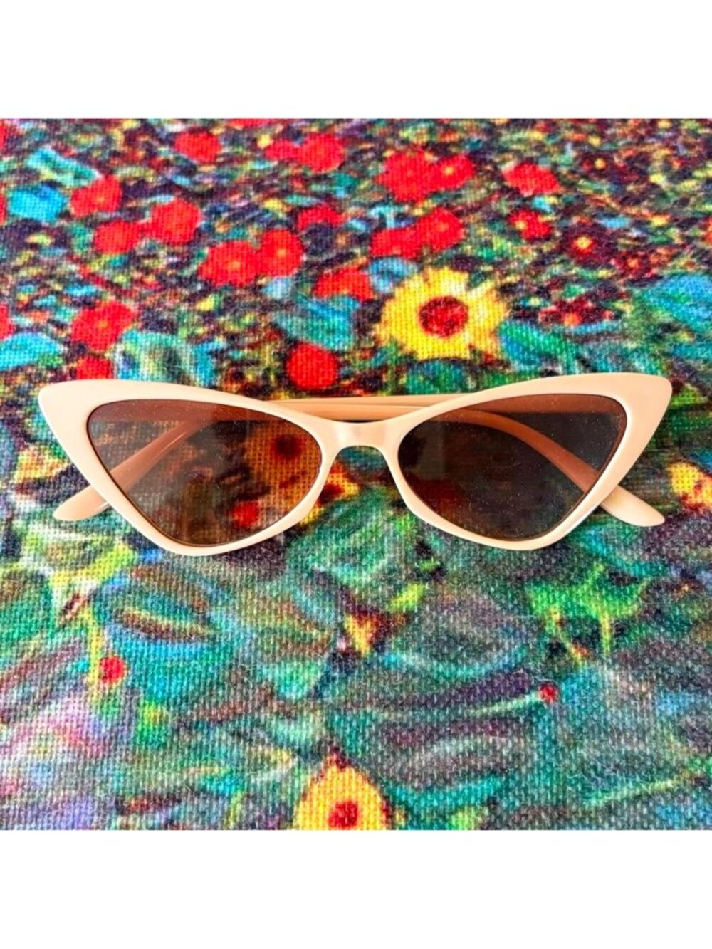 Cream cat eye sunglasses with light brown lenses - Picture 3 of 4